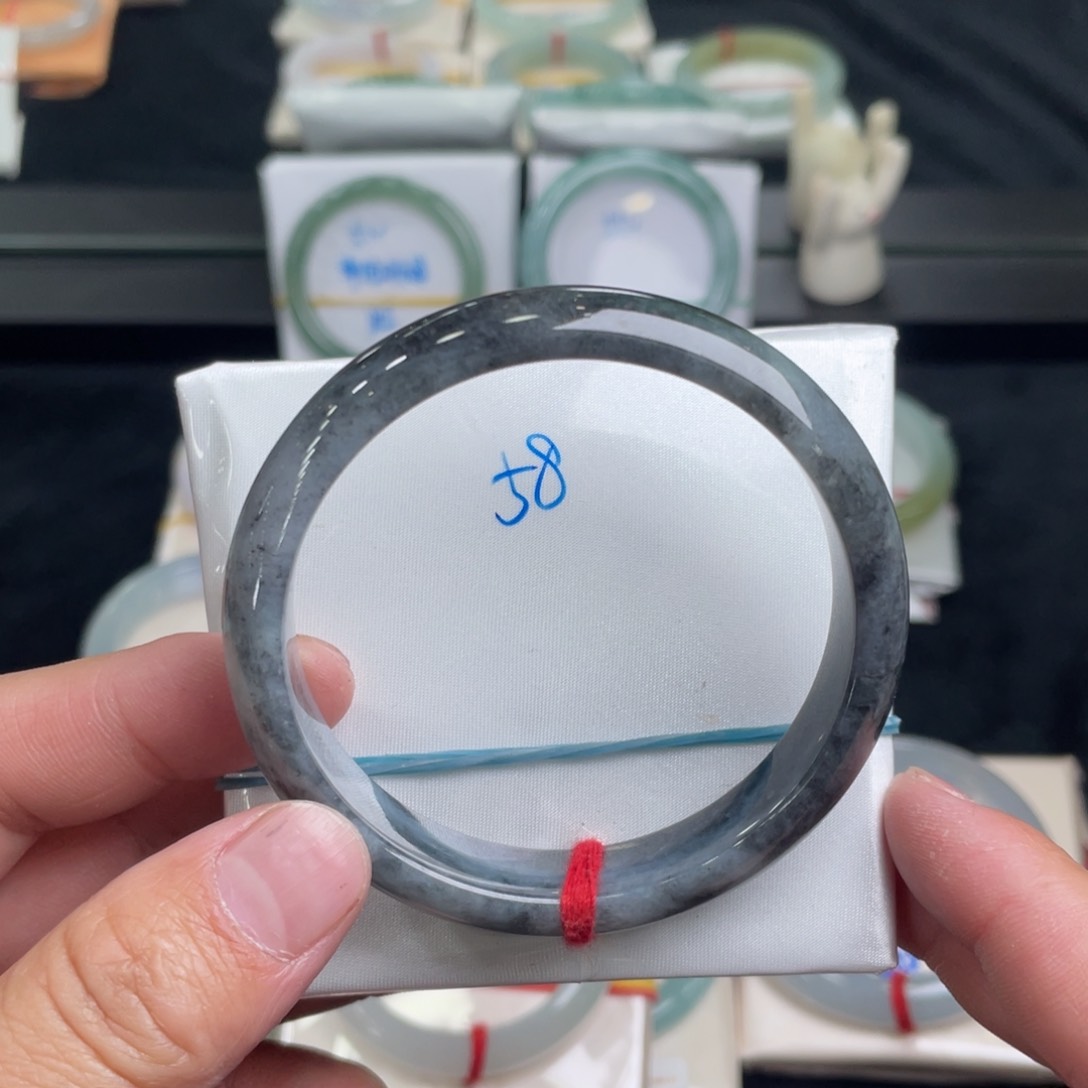 翡翠手镯未镶嵌翡翠手镯