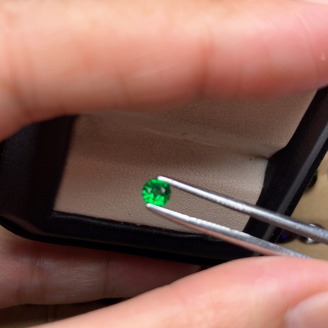 石榴石（沙弗莱）裸石一粒未镶嵌