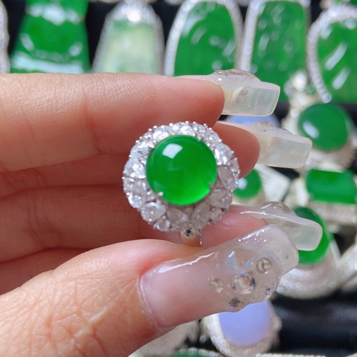 翡翠颈饰18K金镶嵌难*88。     