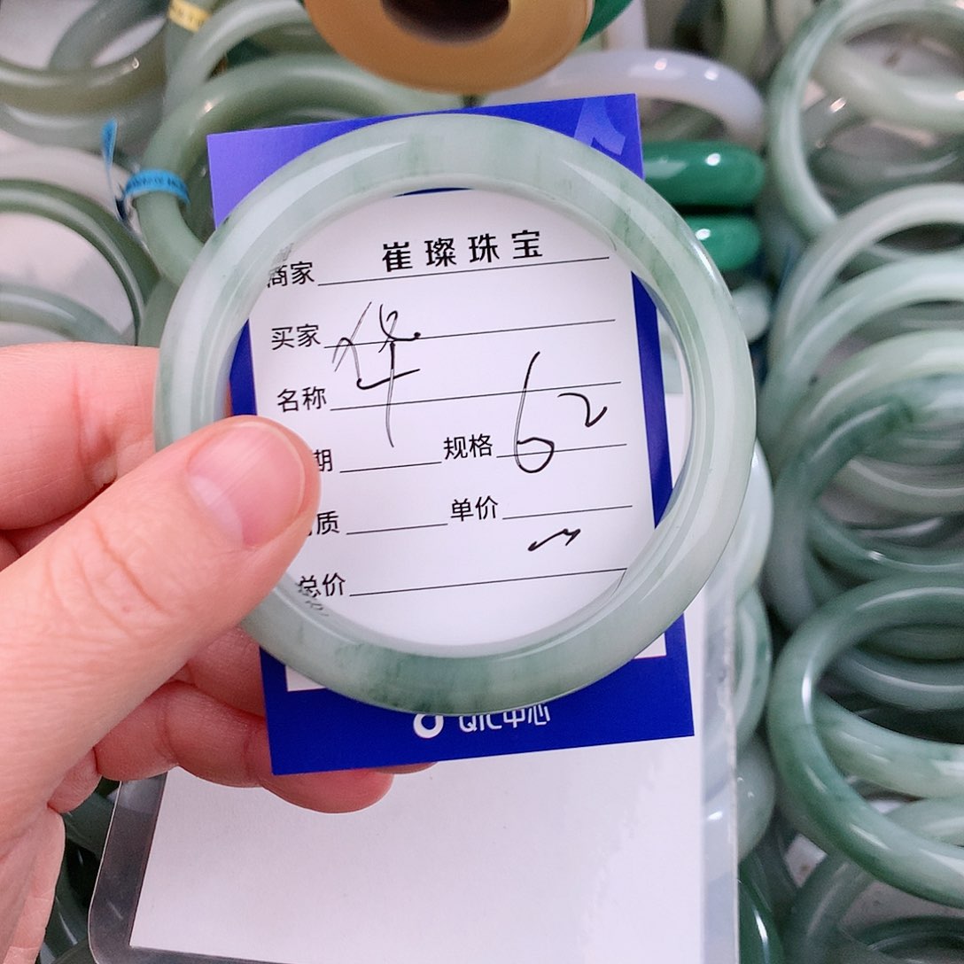 未镶嵌手镯石英质玉（金丝玉）华****）