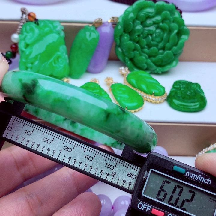 翡翠未镶嵌手镯……