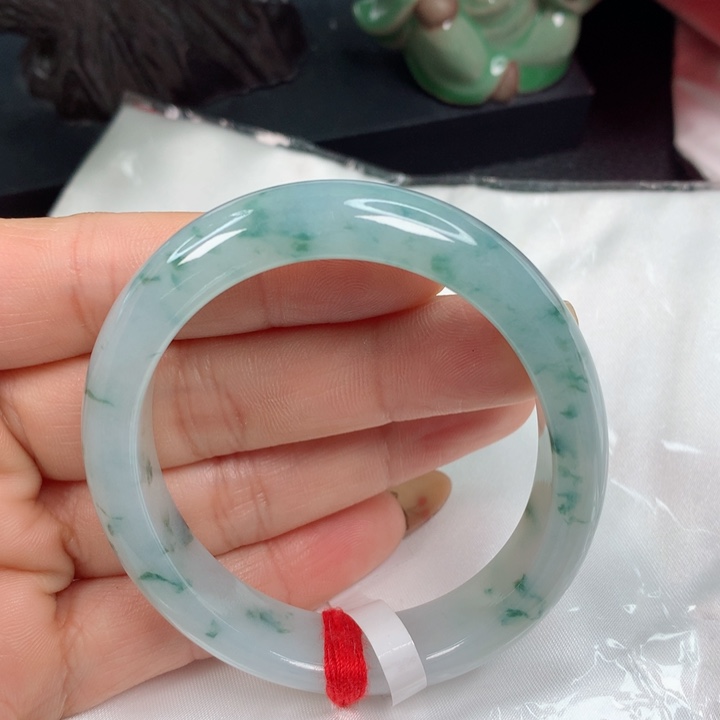 翡翠手镯未镶嵌……………