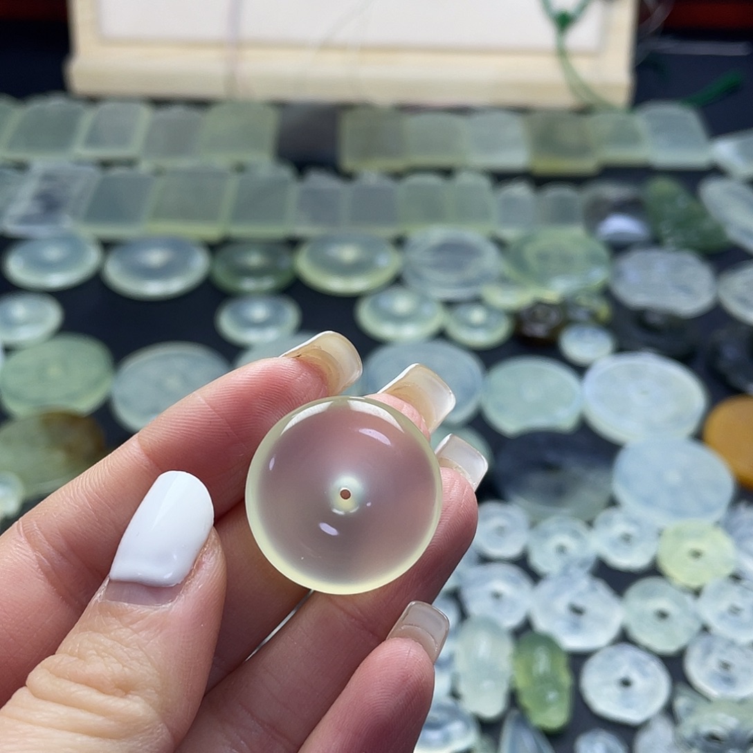 岫玉未镶嵌项圈平安扣