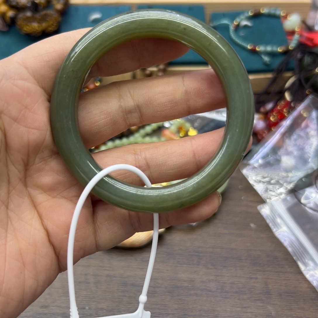 和田玉未镶嵌手镯54.6圈围053瑕