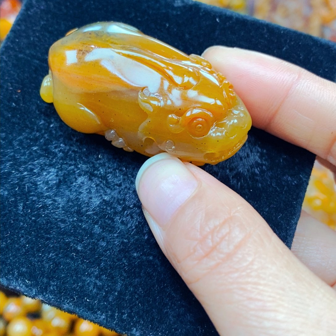 未镶嵌石英质玉（黄龙玉）颈饰