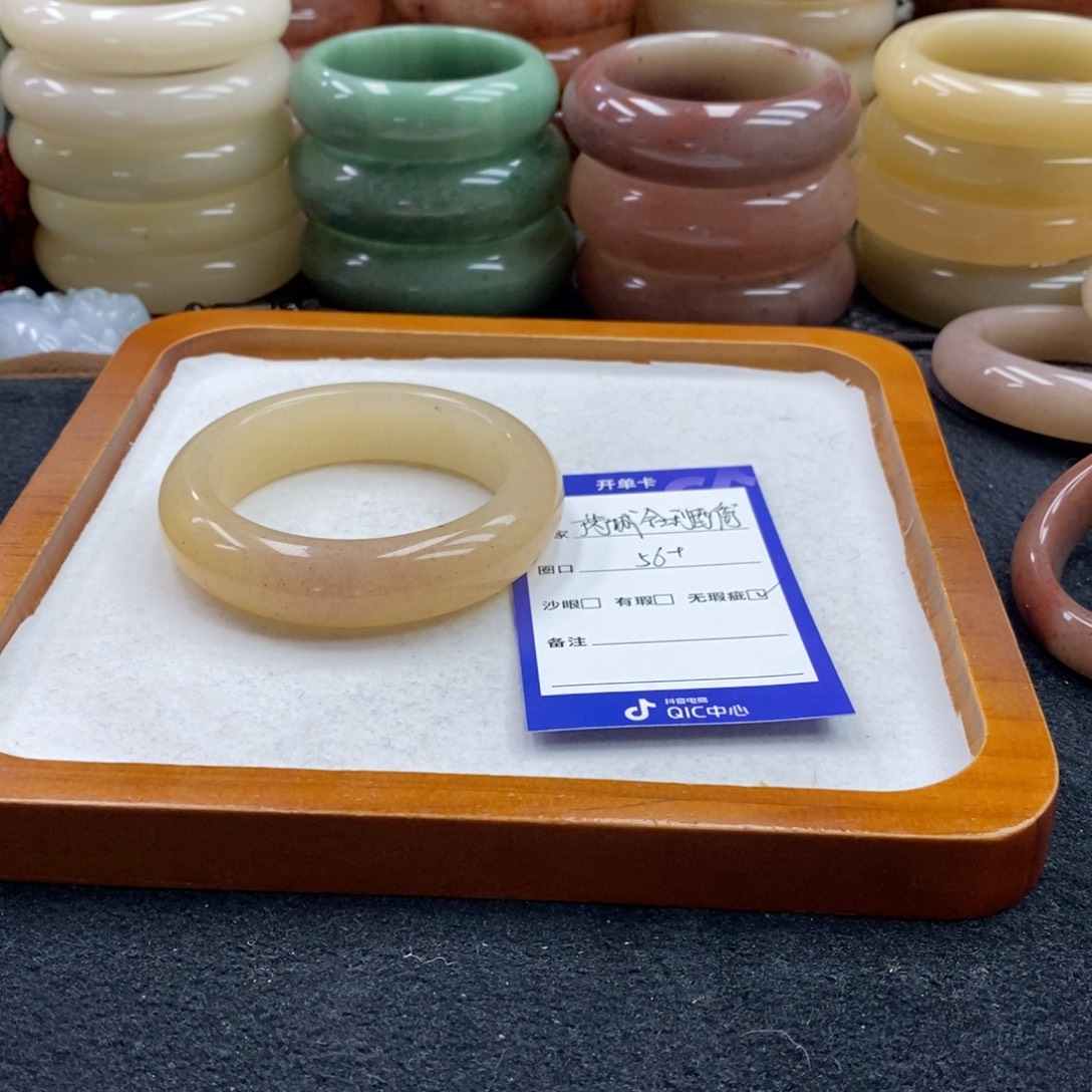 芮***茹石英质玉未镶嵌手镯