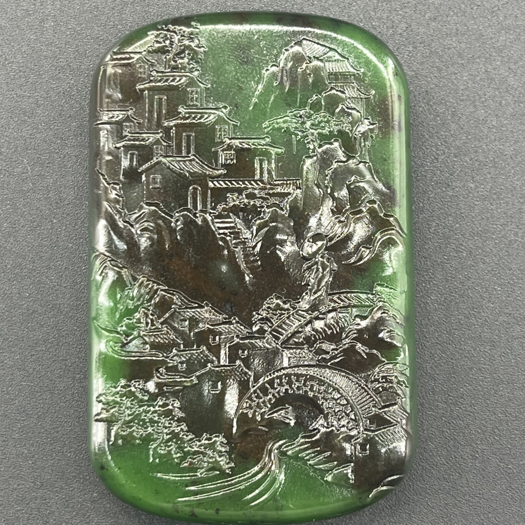 俄罗斯碧玉聚红皮俏色雕刻山水牌