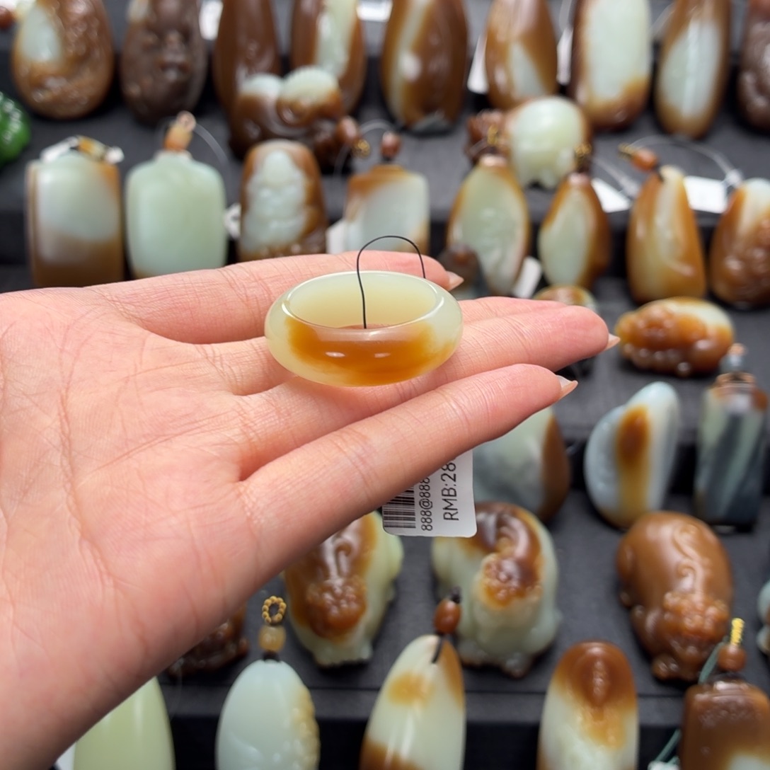 S***a和田玉未镶嵌颈饰