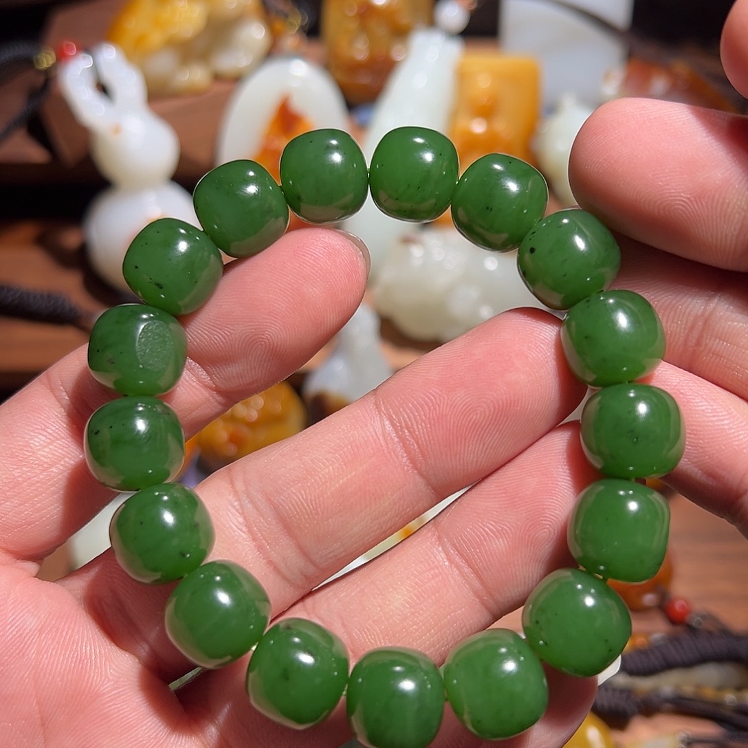 三***源和田玉未镶嵌颈饰