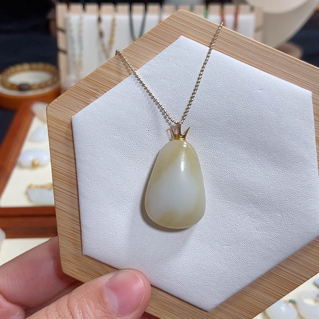 和田玉吊坠(赠链)18K金镶嵌