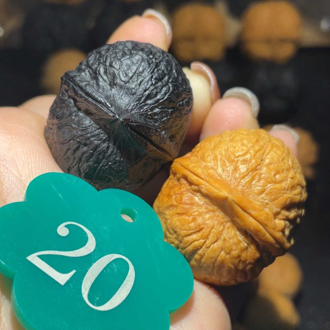 阴阳对33尺寸核桃。  
