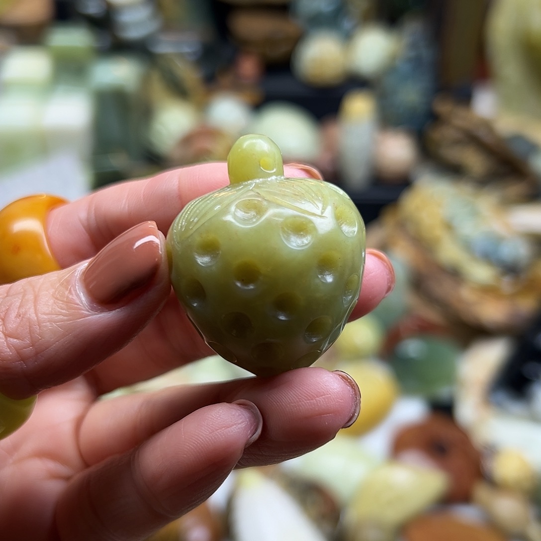 天***悠岫玉未镶嵌颈饰辽阳料草莓