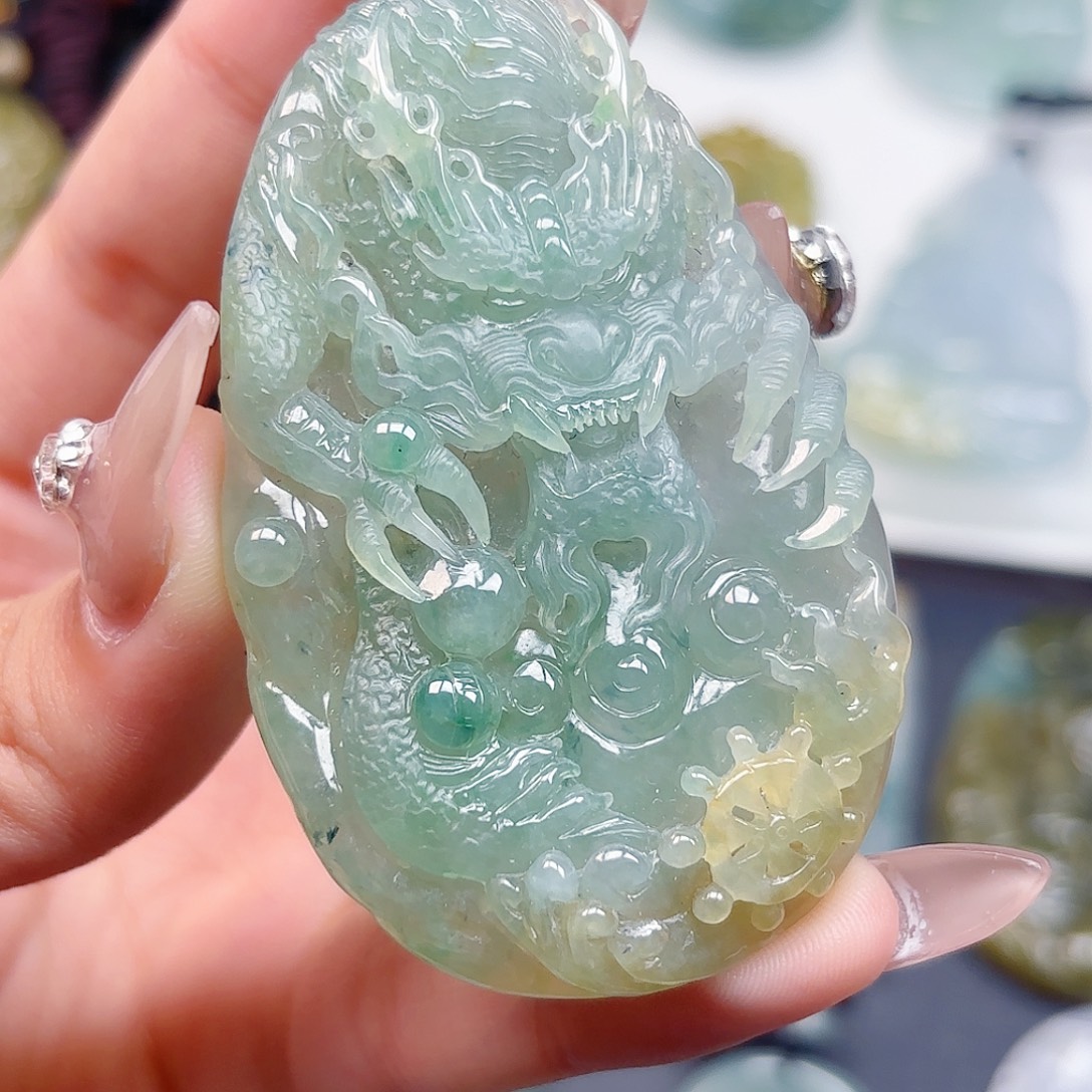 翡翠未镶嵌颈饰龙牌