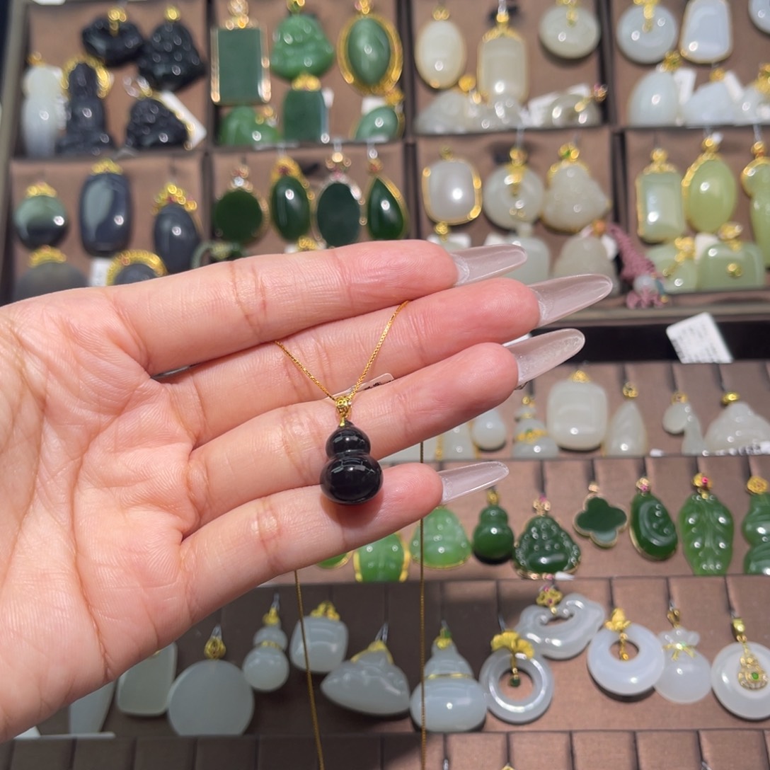 和田玉18K金镶嵌吊坠(赠链)