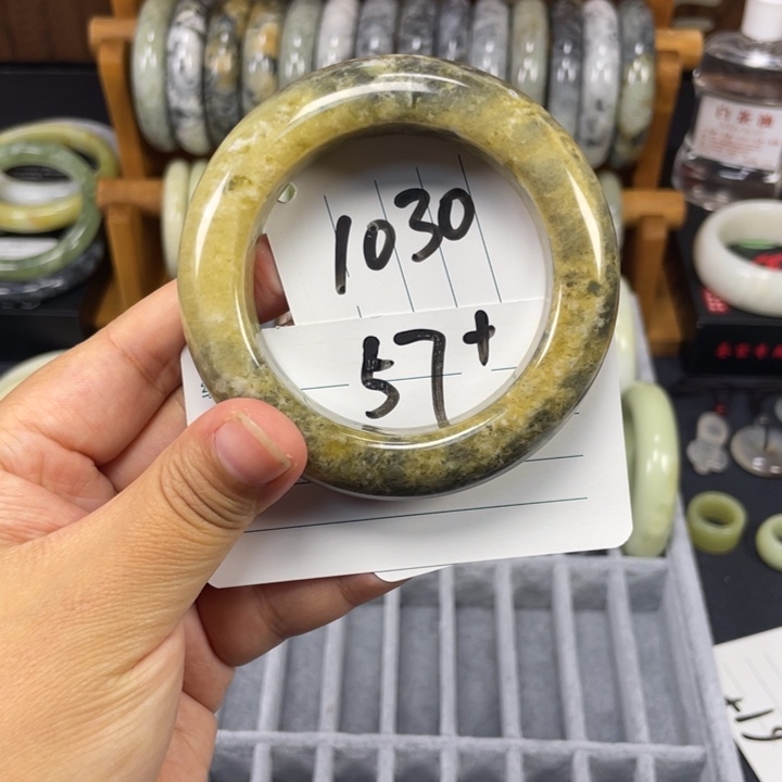 蛇纹石玉未镶嵌手镯面包镯