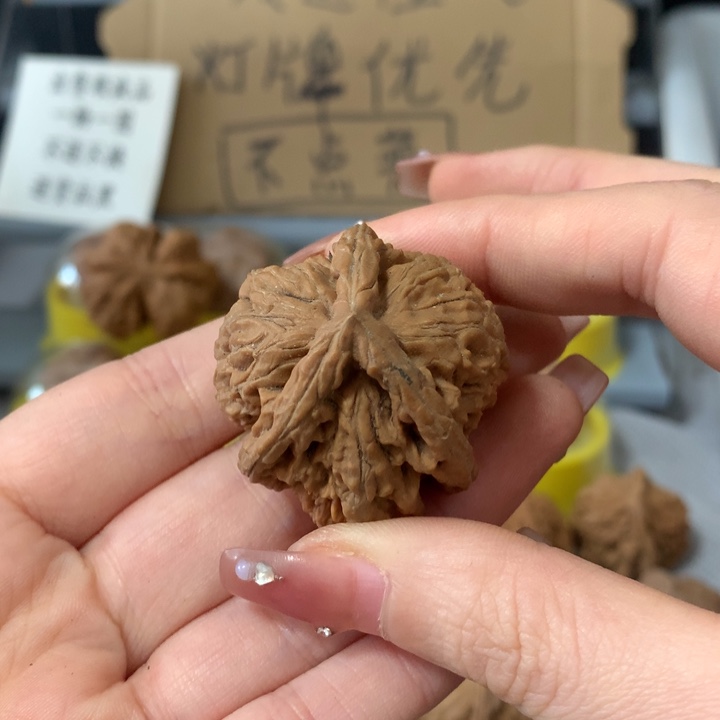 o***哥文玩核桃吊坠异形单只，有瑕疵