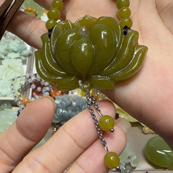 蛇纹石玉吊坠未镶嵌