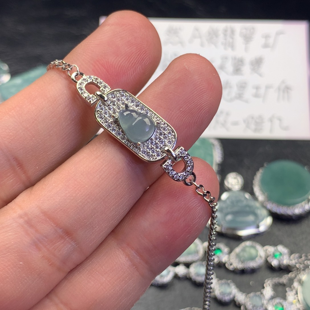 翡翠颈饰未镶嵌葫芦牌手链