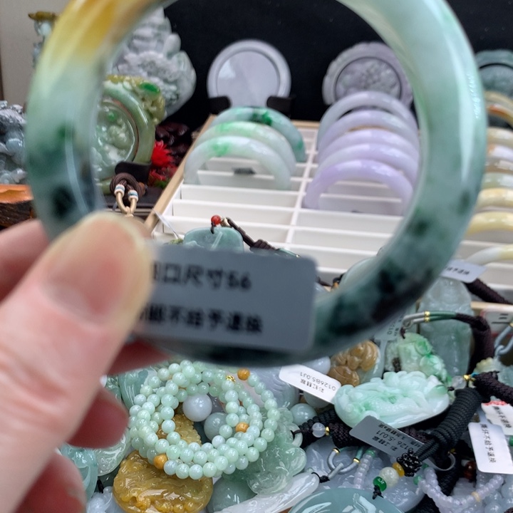 翡翠手镯未镶嵌吊坠