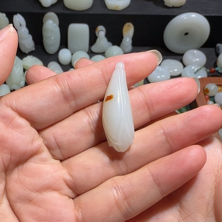 和田玉颈饰未镶嵌乌****）