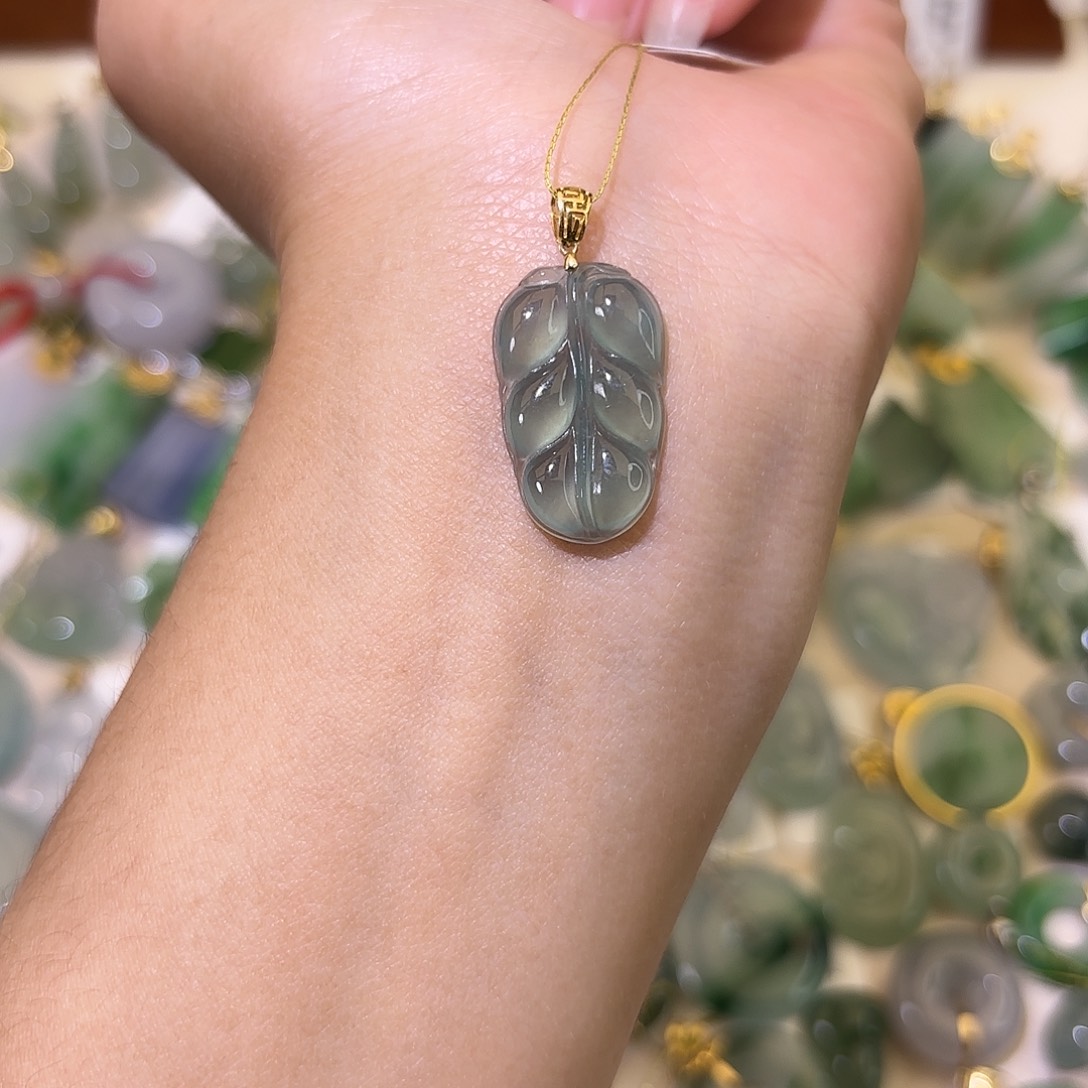 翡翠18K金镶嵌颈饰叶子