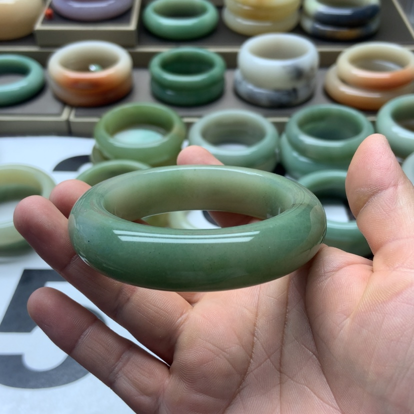 【闪购商品】石英质玉手镯未镶嵌乐*呵