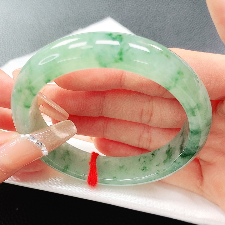 翡翠手镯未镶嵌54圈