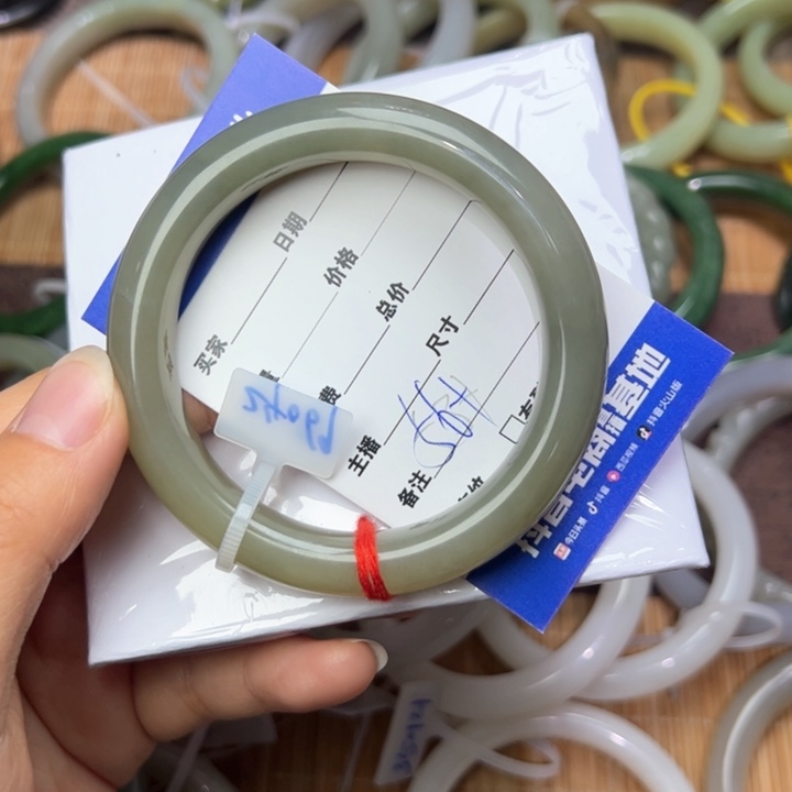 和田玉手镯未镶嵌袁*晶56