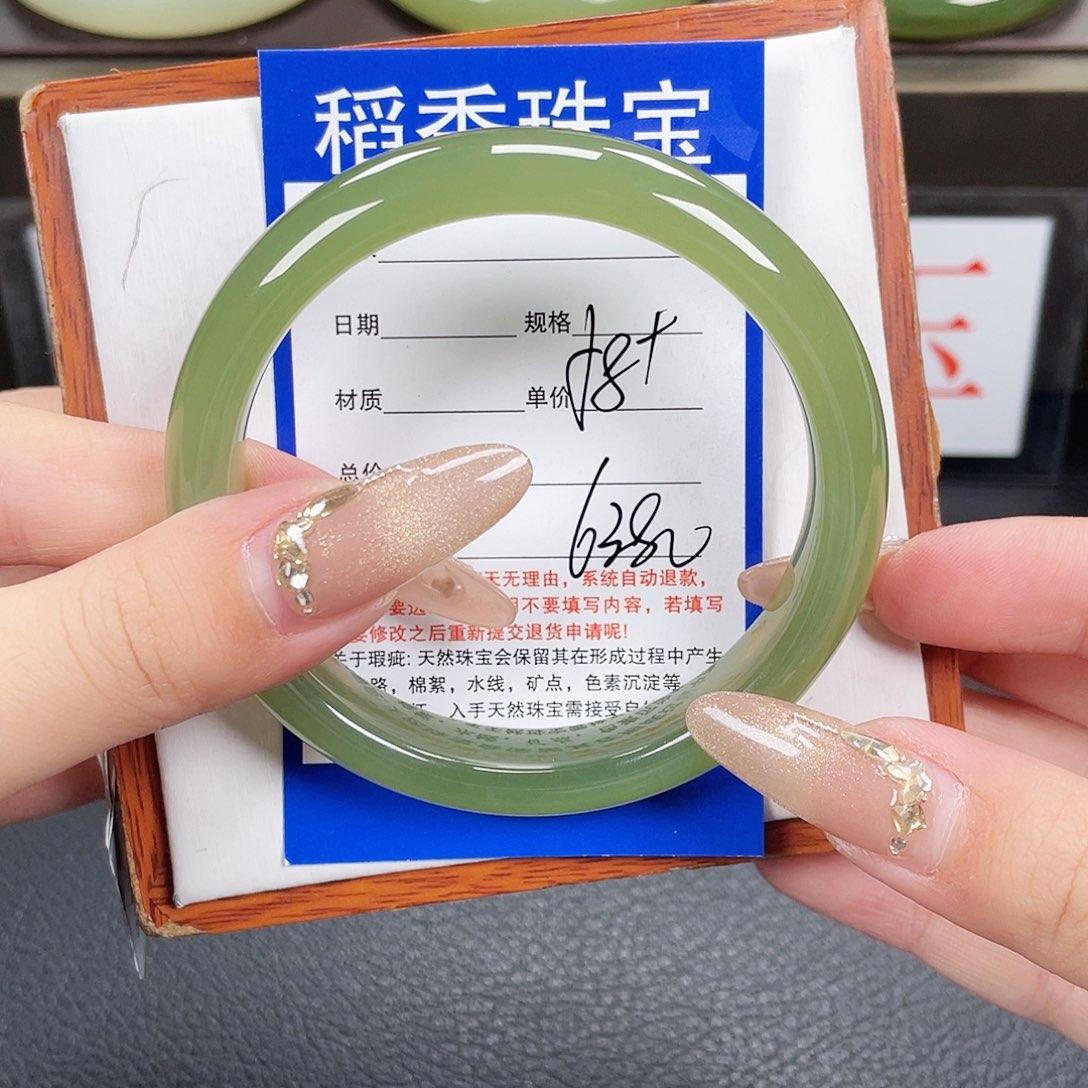 和田玉手镯未镶嵌