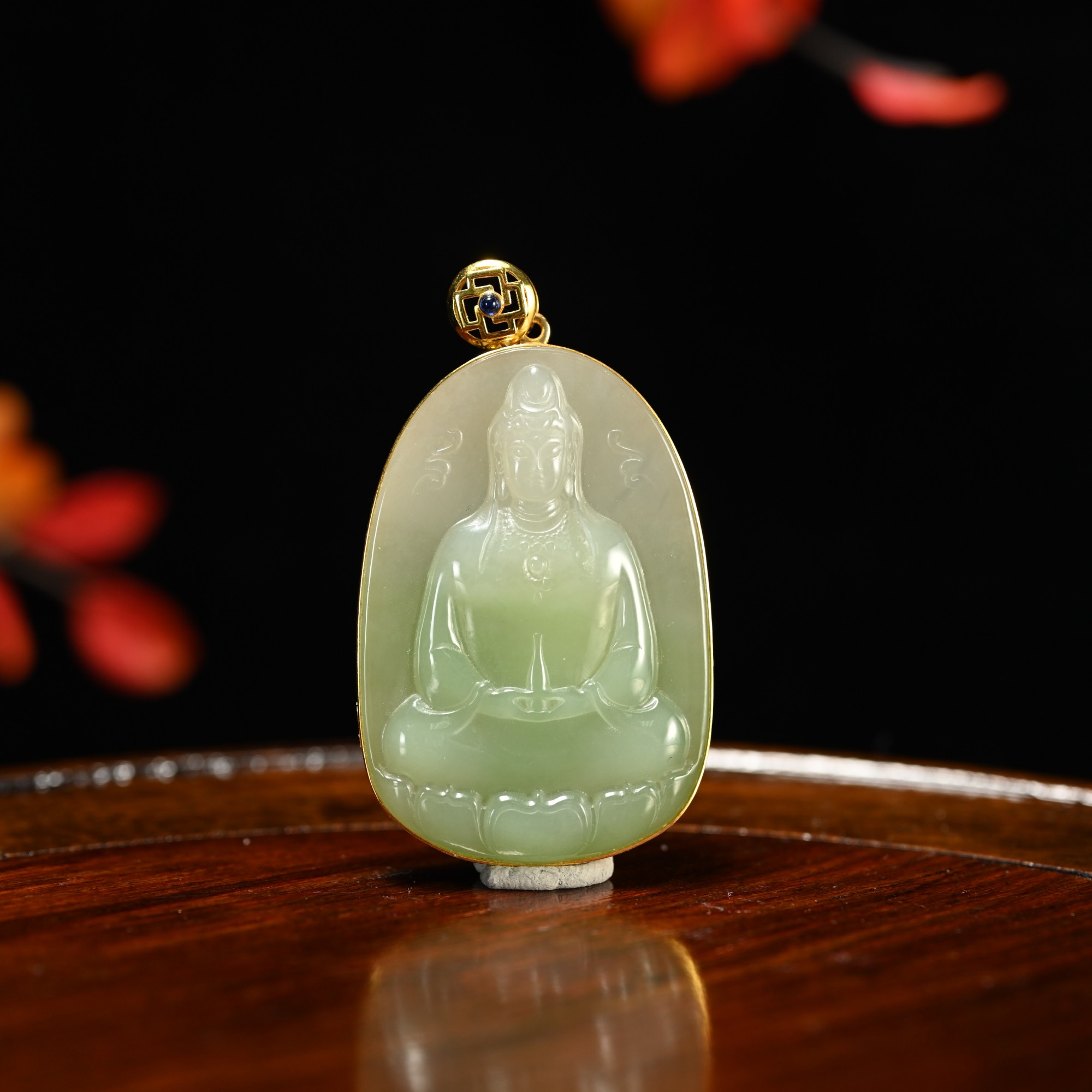 LOT8819 25YU107770和田玉翠青观音挂件/匡时