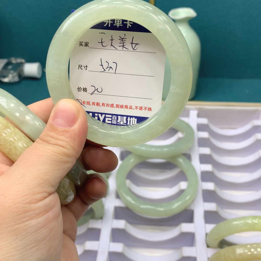 蛇纹石玉手镯未镶嵌王**女