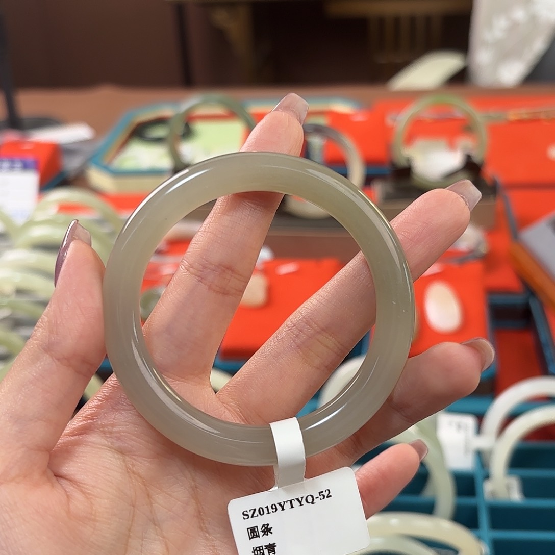 和田玉手镯未镶嵌52-53圈口烟青圆条