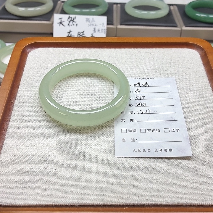 哎***咦石英质玉未镶嵌手镯
