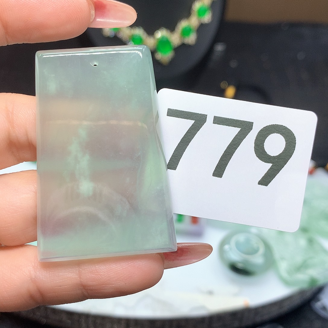 翡翠吊坠(赠链)未镶嵌