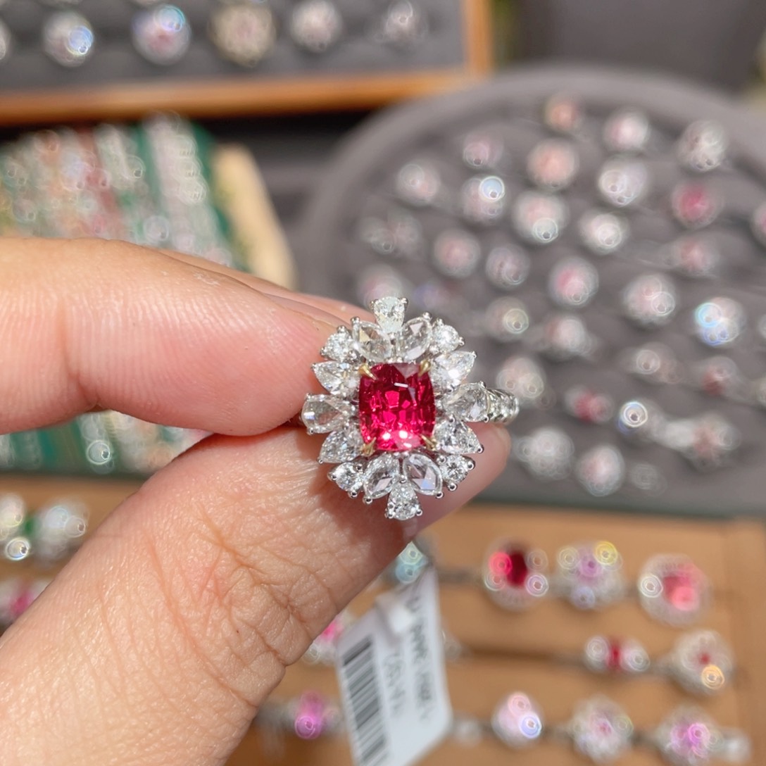 尖晶石戒指18K金镶嵌1.28ct绝地