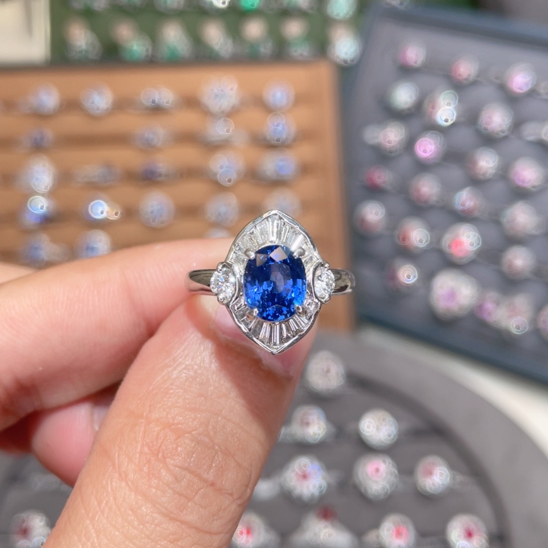 蓝宝石戒指铂Pt900镶嵌2.86ct 