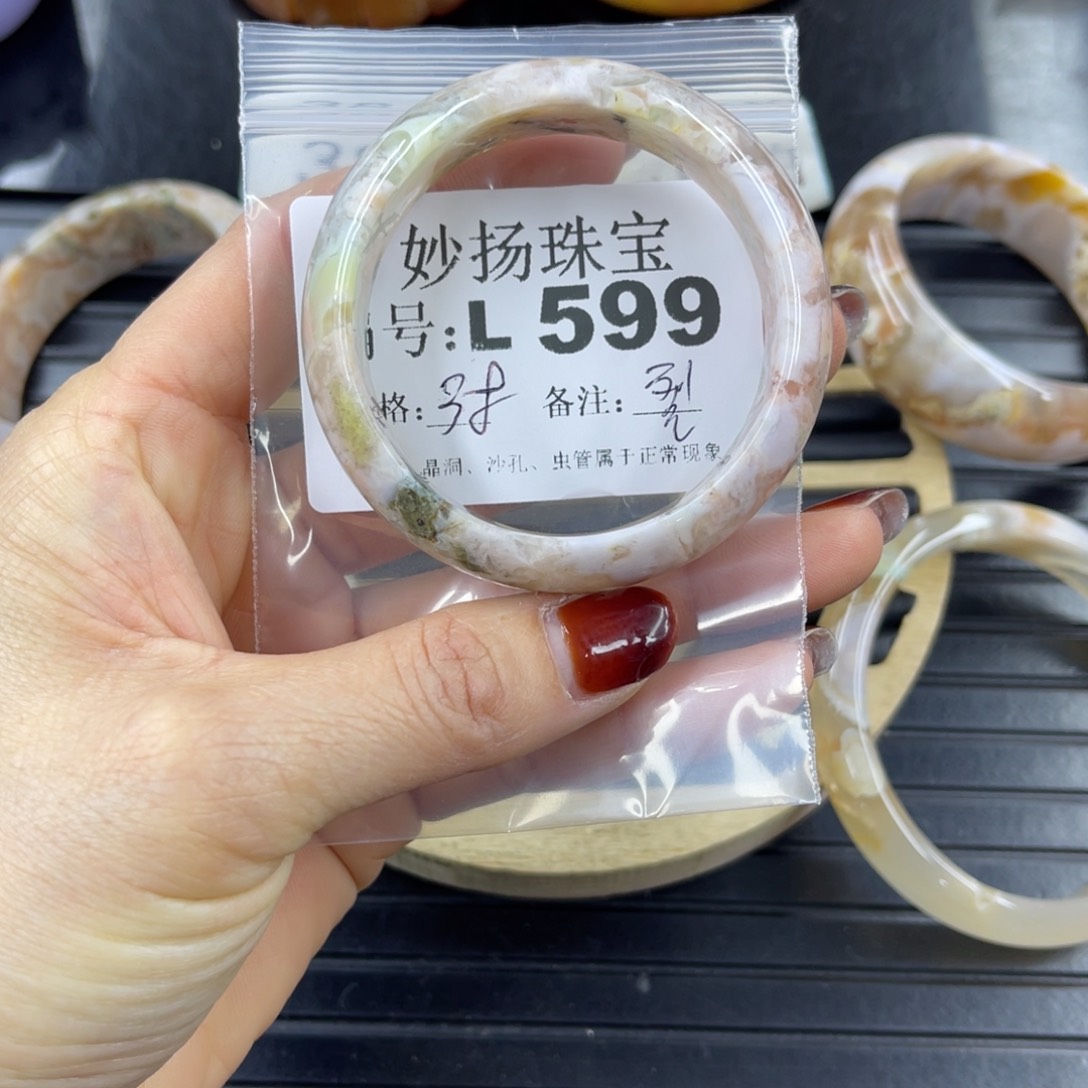 硅化珊瑚（珊瑚玉）裂未镶嵌芥***?