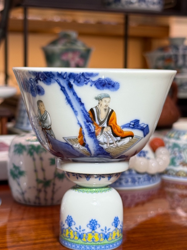 余寅窑 青花➕粉彩人物主人杯 口径9cm 高度5.5cm