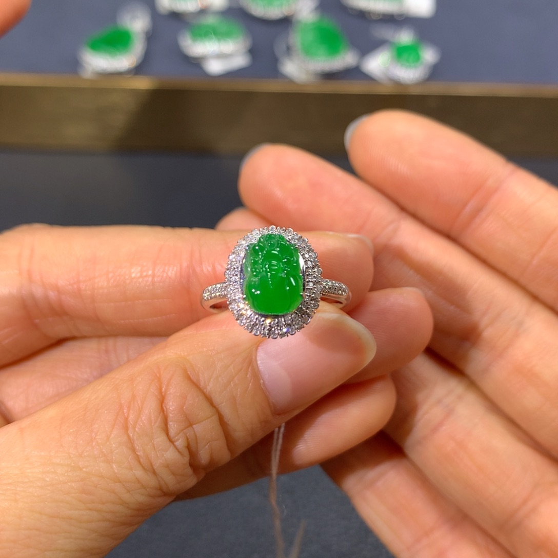 翡翠戒指18K金镶嵌翡翠