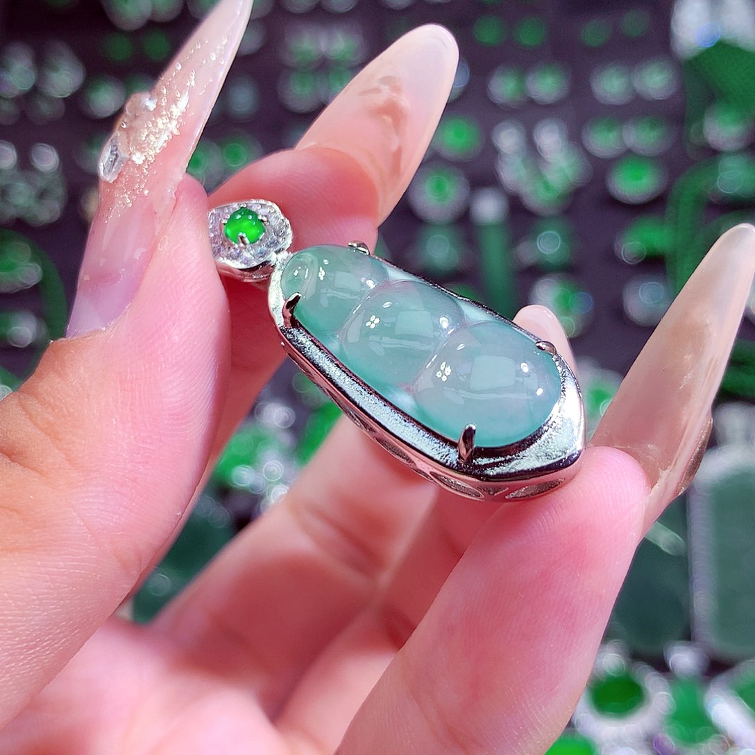 翡翠未镶嵌颈饰挂件