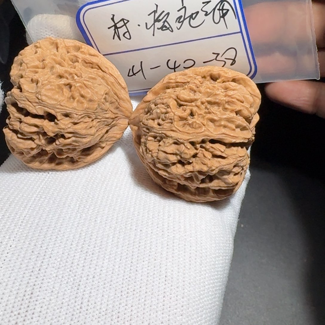 文玩核桃把件25号留疤三角村将有黄