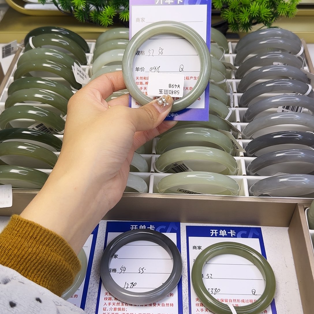 和田玉未镶嵌手镯