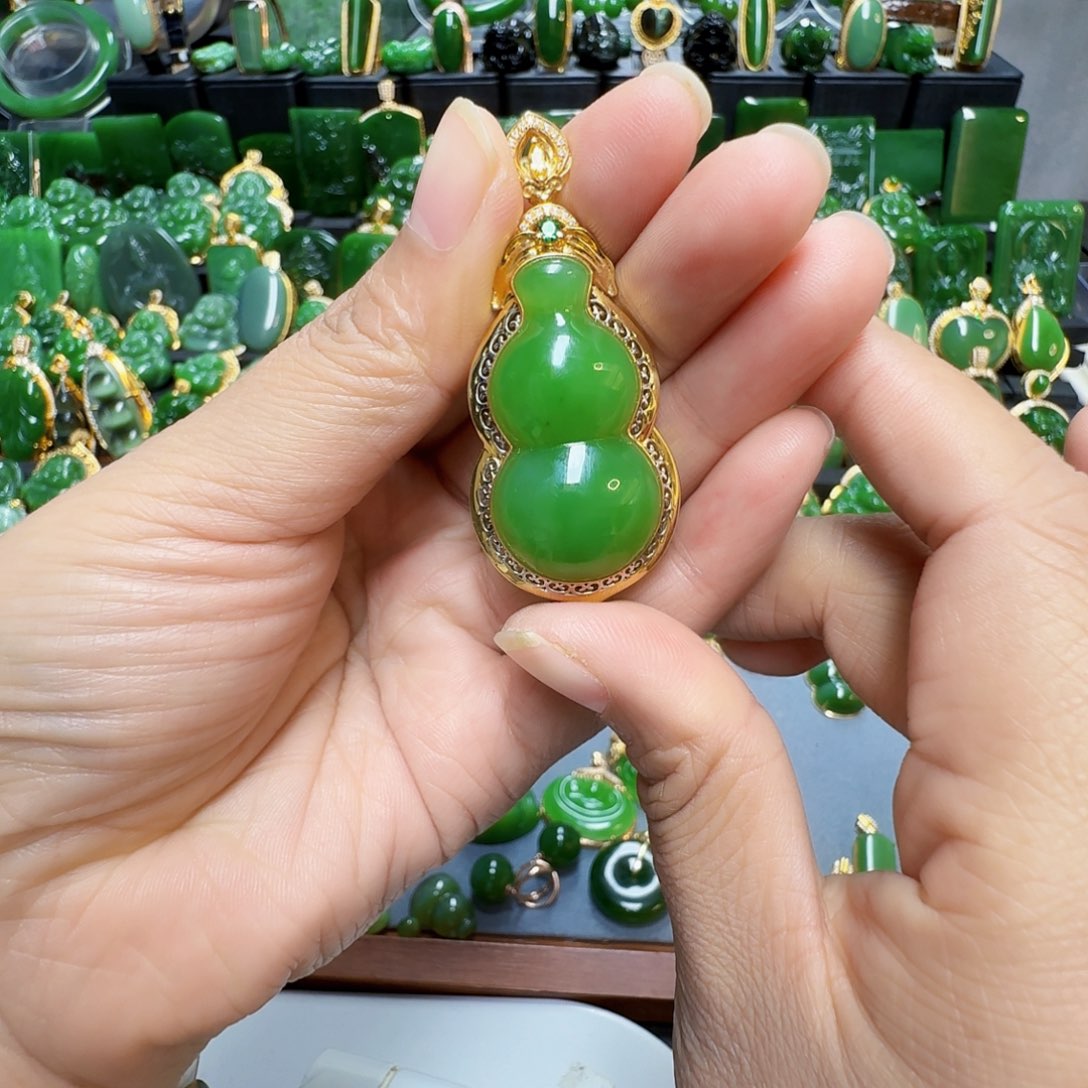 和田玉（碧玉）颈饰18K金镶嵌肥*安