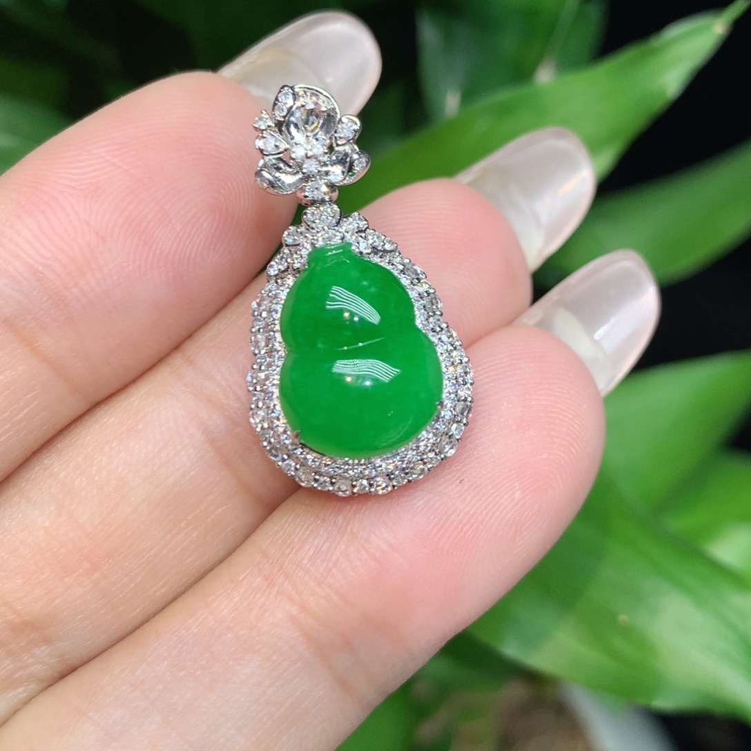 颈饰18K金镶嵌翡翠