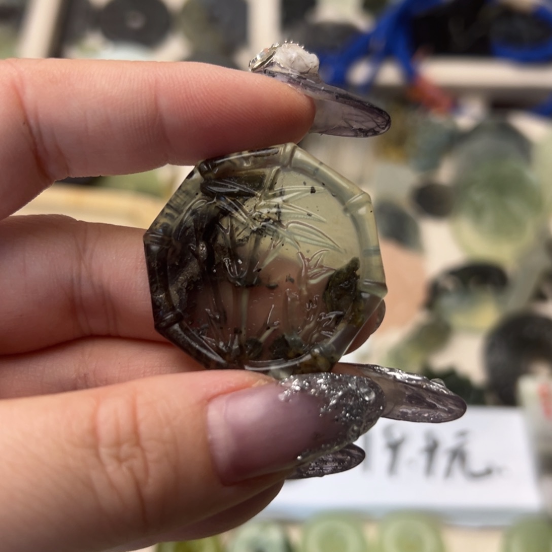 蛇纹石玉颈饰合金