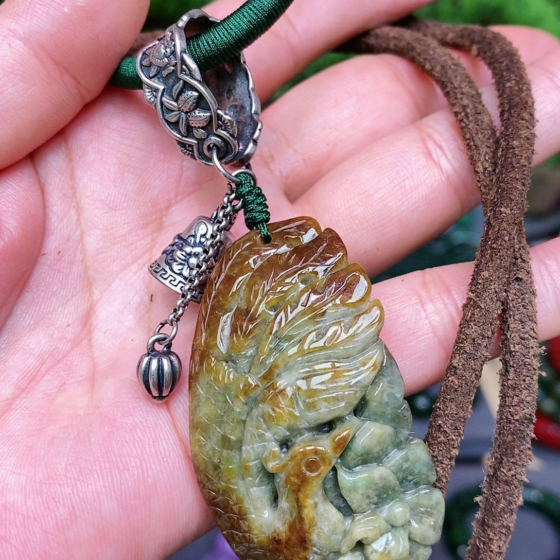 翡翠颈饰未镶嵌漂亮美眉