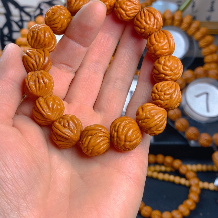 文玩核桃吊坠龙纹野生金鱼肚子