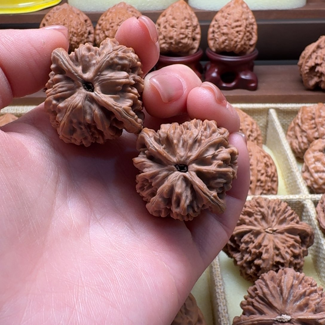 飞***高吊坠文玩核桃34金三角