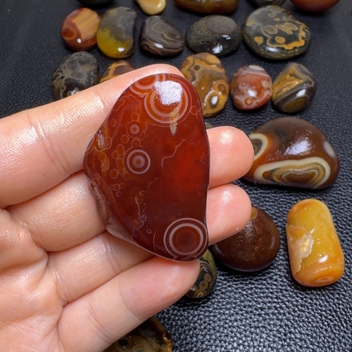 小***石瓷片马达加斯加奇石手把件浮雕