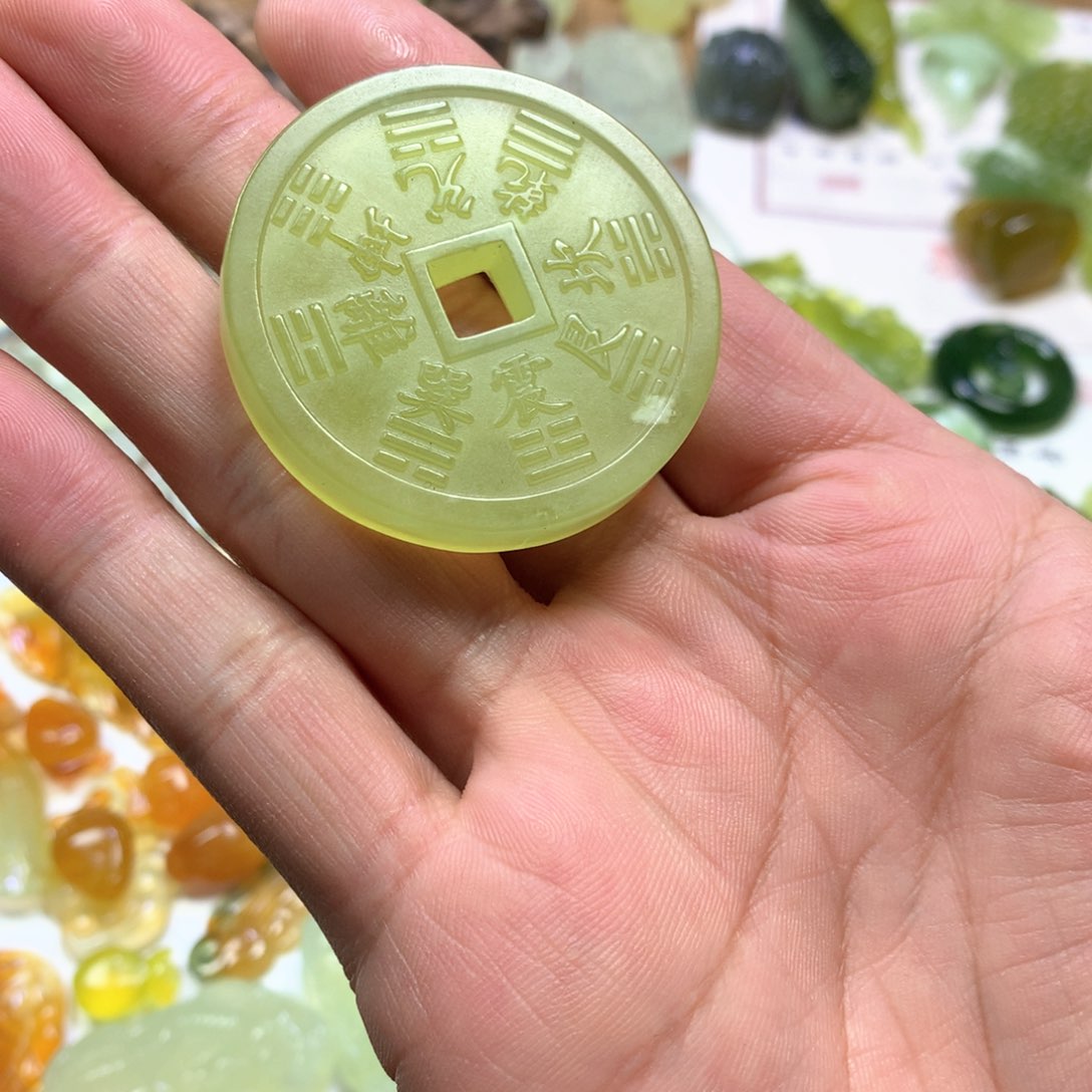 岫玉颈饰未镶嵌花钱